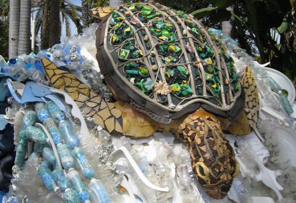 How to Make Animal Sculptures From Recycled Materials