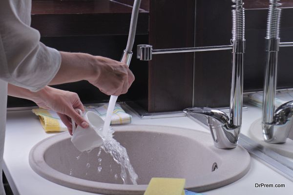 Kitchen Clipart-woman washing dishes in sink