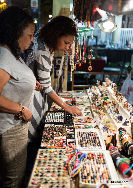 shopping-at-Flea-Market